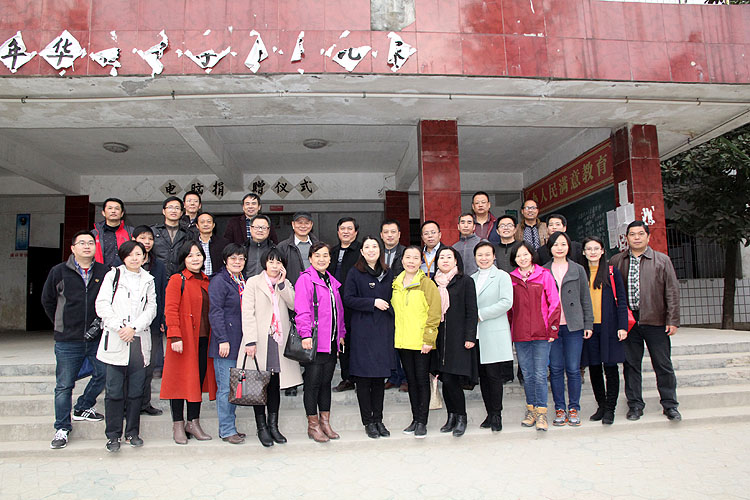 2012年,民盟武汉市委在民盟先辈闻一多的故乡浠水县华桂中学建立"同心